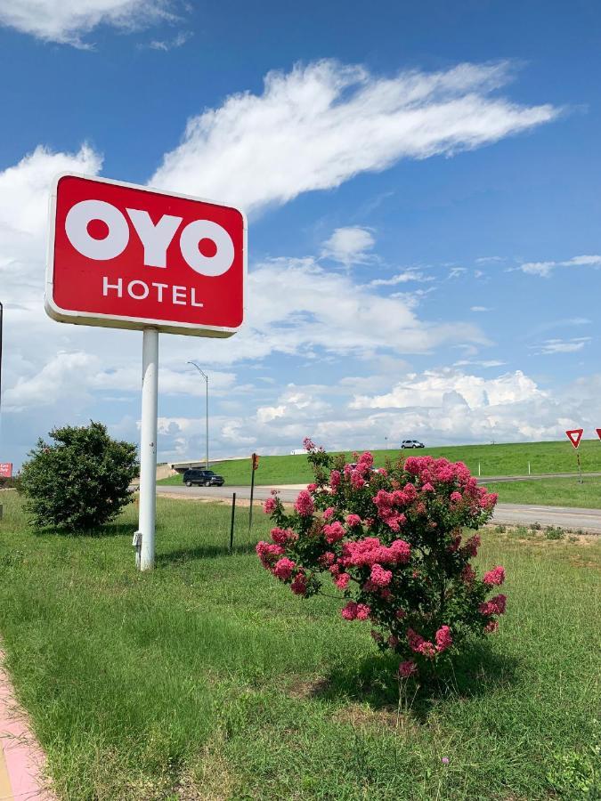 Oyo Hotel Pearsall I-35 West Dış mekan fotoğraf