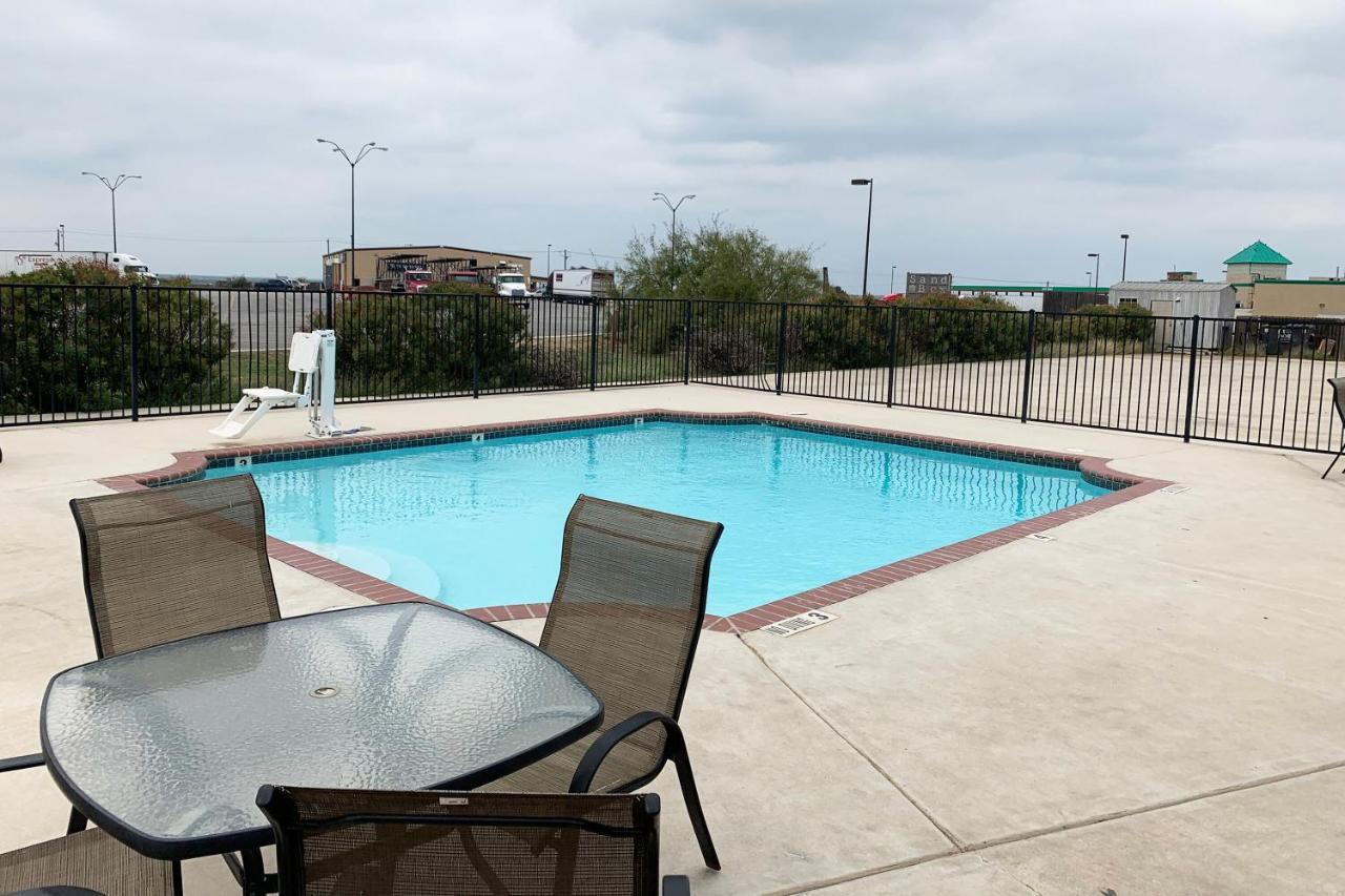 Oyo Hotel Pearsall I-35 West Dış mekan fotoğraf