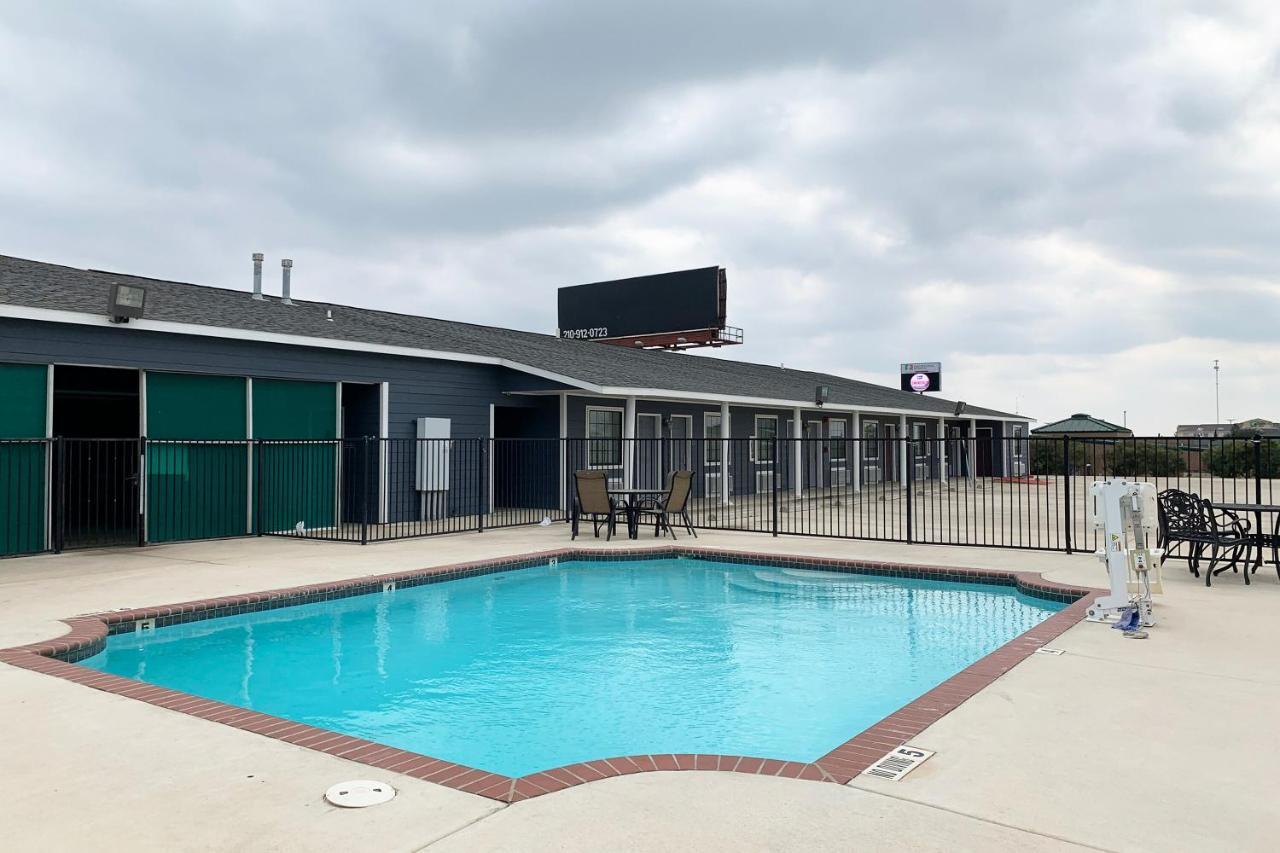 Oyo Hotel Pearsall I-35 West Dış mekan fotoğraf