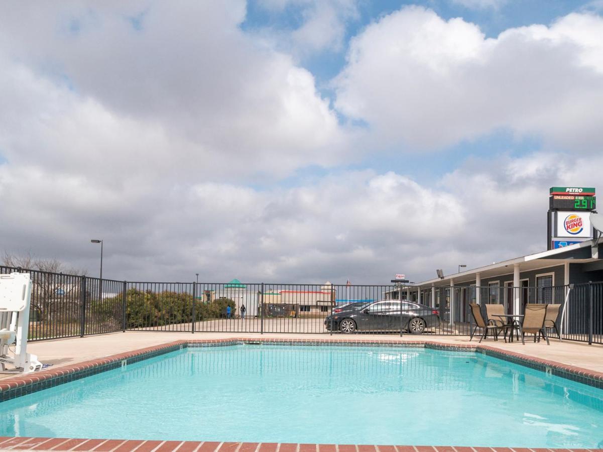 Oyo Hotel Pearsall I-35 West Dış mekan fotoğraf