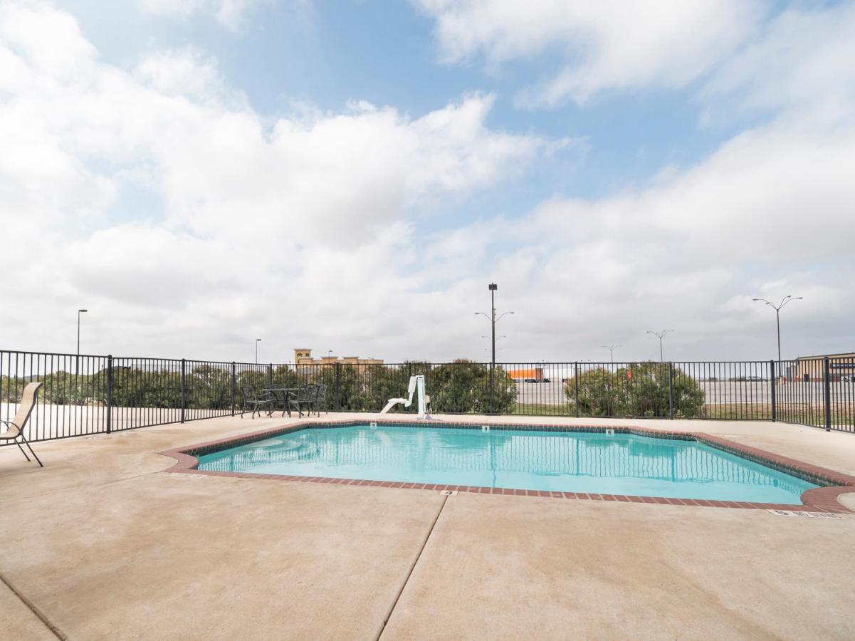 Oyo Hotel Pearsall I-35 West Dış mekan fotoğraf