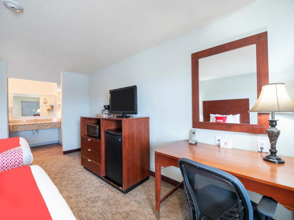 Oyo Hotel Pearsall I-35 West Dış mekan fotoğraf